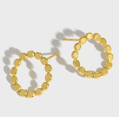 18k gold square textured stud earrings 1.8cm - Kaiya London