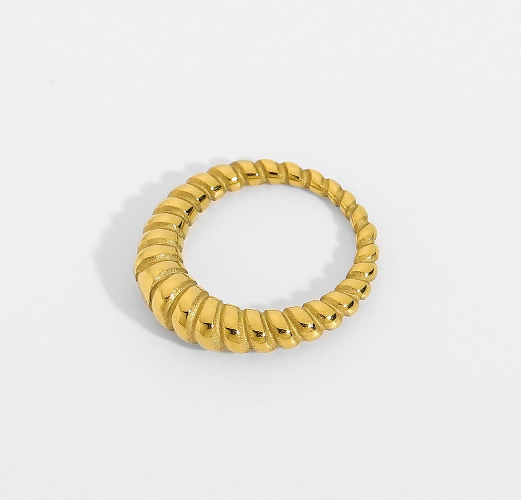 18k gold slim sculptural band stacking ring - Kaiya London