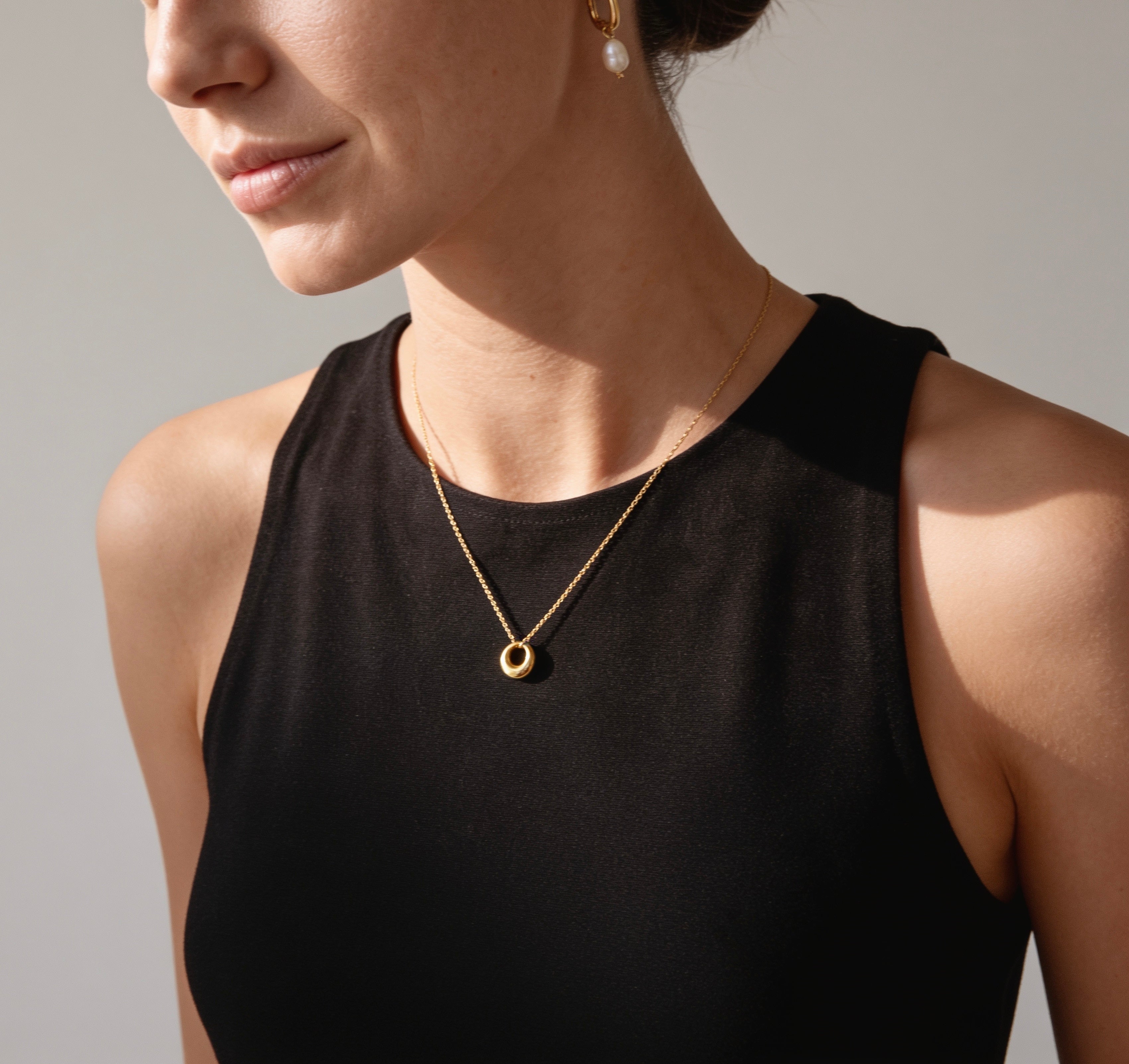 Circle Pendant Daily Necklace – Millie